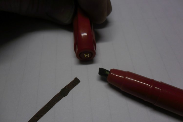 ZIG Opaque Pen - Wedge (B) Point