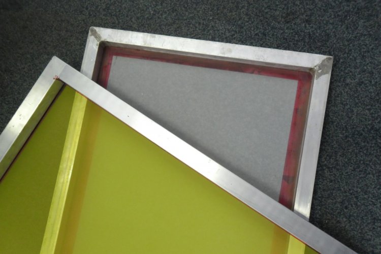 590mm x 790mm 2nd hand frames with brand new yellow mesh